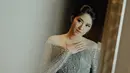 Penampilan Ochi Rosdiana ini pun berhasil mencuri perhatian netizen. Dirinya terlihat anggun dalam balutan kebaya karya Renzi Lazuardi. (Liputan6.com/IG/@ochi24)