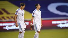 Pemain Uruguay, Luis Suarez dan Darwin Nunez, tampak lesu usai ditaklukkan Ekuador pada laga kualifikasi Piala Dunia 2022 di Stadion Casa Blanca, Rabu (14/10/2020). Ekuador menang dengan skor 4-2. (Rodrigo Buendia/Pool via AP)