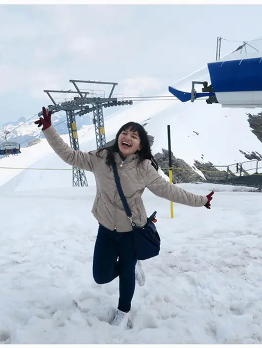 "...tolong semuanya saya dan keluarga dan seluruh org yg ada disini meminta doa dari semua orang, semoga tidak ada apa apa terimakasih #istanbul #ataturk" tulis amelcarla saat berada di bandara Ataturk, Istanbul. (Instagram/amelcarla)
