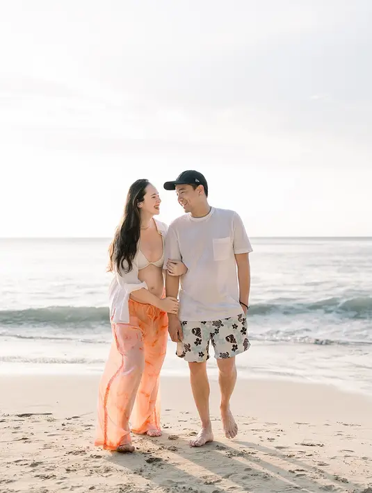 Menyambut anak kedua, Pamela Bowie makin harmonis dengan sang suami yang padukan t-shirt dan celana pendek [@pammybowie]