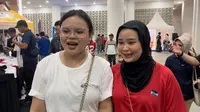 Fans Megawati Hangestri dan Red Sparks, Adisa (kiri) serta Tivany, mengaku menyambut positif kembalinya sang idola ke Proliga 2024. (Liputan6.com/Melinda Indrasari)