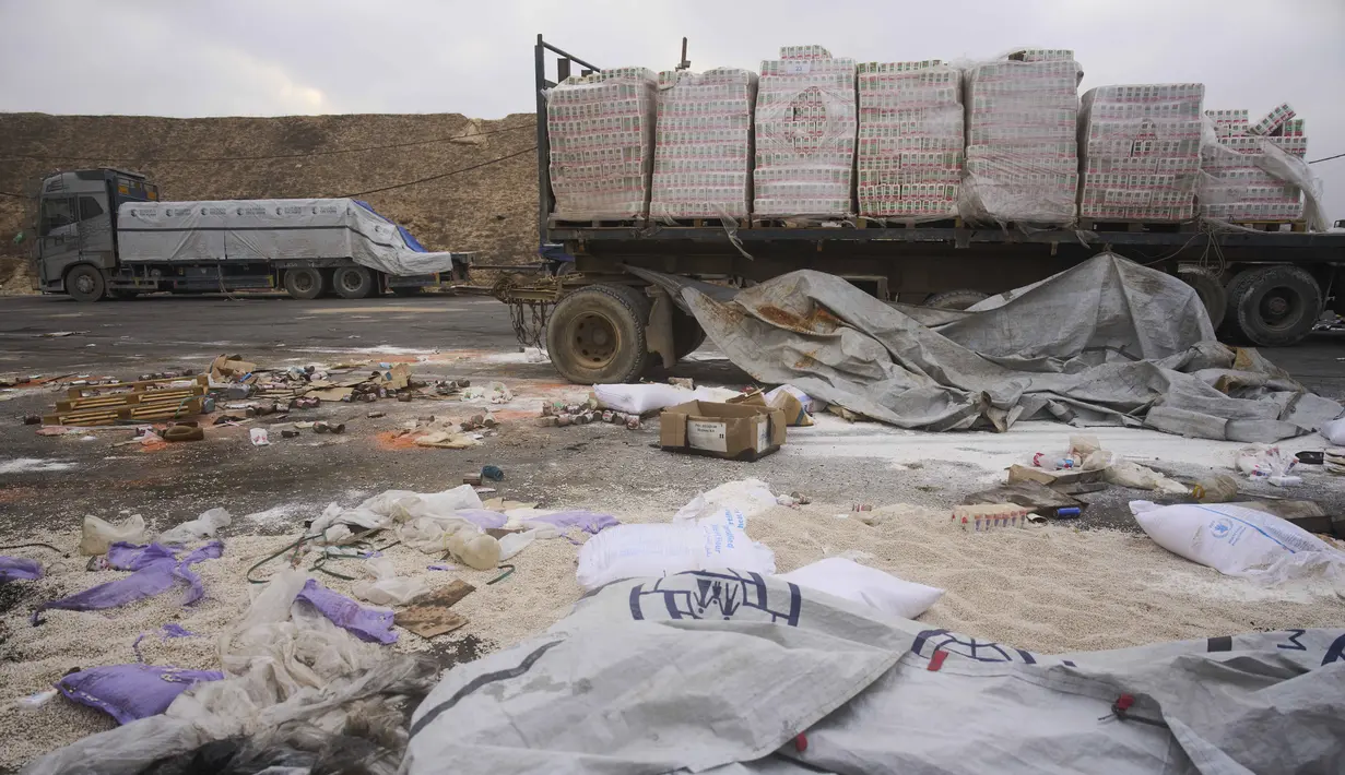 Truk yang mengangkut bantuan kemanusiaan untuk warga Palestina di Gaza terlihat rusak dan terparkir di dekat perbatasan dengan Jalur Gaza di dekat pos perbatasan Kissufim, selatan Israel, Rabu 13 Agustus 2025. (AP Photo/Ariel Schalit)