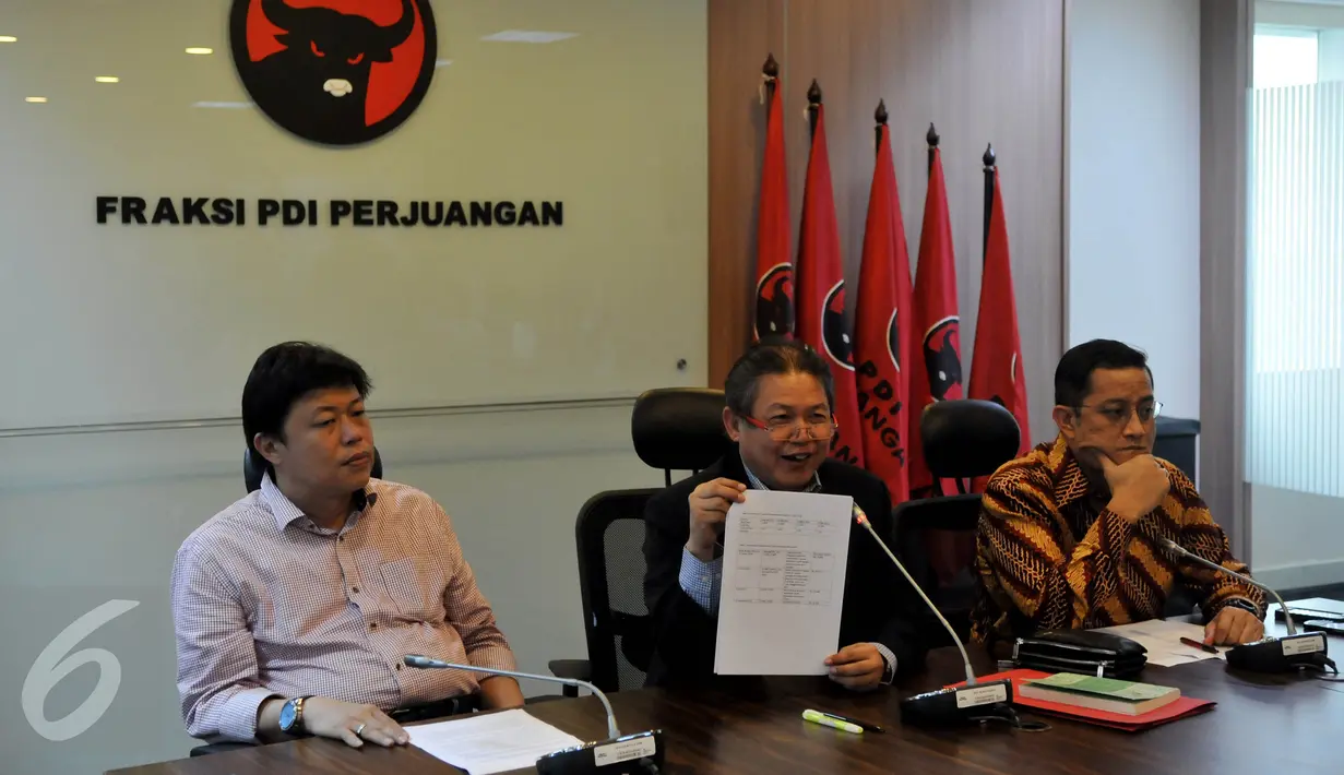 Anggota Komisi XI DPR Fraksi PDIP Hendrawan Supratikno memberikan keterangan pers terkait pelemahan rupiah di ruang F-PDIP, Jakarta, Selasa (29/9/2015). F-PDIP meminta BPK melakukan pemeriksaan kinerja dan pemeriksaan kepada BI (Liputan6.com/Johan Tallo)