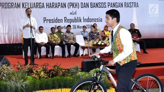 FOTO: Kunjungan Kerja ke Banjarbaru, Jokowi Serahkan 3.630 Sertifikat Tanah