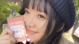 Pada tanggal 17 Agustus, aktris pemeran Geum Jan Di tersebut membagikan swafoto sambil memegang kalung label nama mahasiswa baru. Goo Hye Sun berpose dengan memamerkan visual dan kecantikannya yang awet muda di usia 39 tahun. (Liputan6.com/IG/@kookoo900)