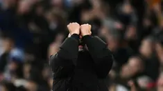 Pelatih Manchester City, Pep Guardiola saat merayakan gol kedua timnya yang dicetak oleh Erling Haaland pada laga lanjutan Liga Inggris 2024/2025 melawan West Ham di Etihad Stadium, Manchester, Inggris, Sabtu (04/01/2025). (AFP/Oli Scarff)
