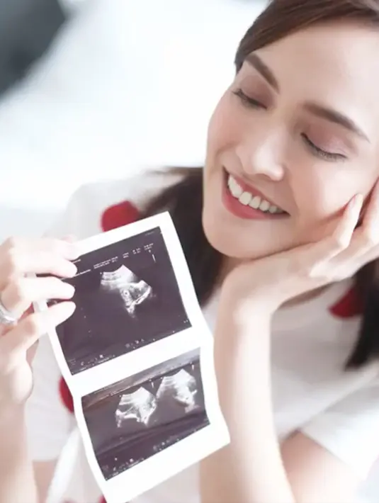 Setelah menunggu cukup lama untuk hamil, Shandy Aulia akhirnya hamil anak pertama. Shandy tak kuasa menahan berita bahagia dengan memposting di akun Instagram miliknya. (Liputan6.com/shandyaulia)