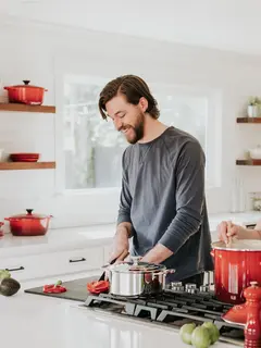 Memasak menjadi aktivitas yang menyenangkan namun bisa menjadi menyebalkan jika area backlash kotor karena noda minyak dan grout. (Foto: Unsplash.com/Becca Tapert)