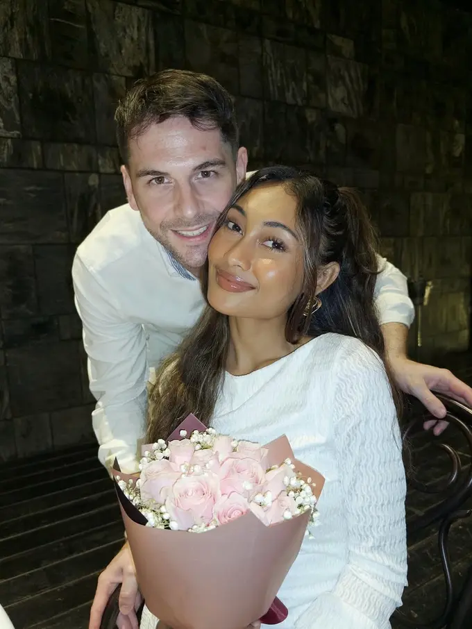 Gaya Novia Bachmid Go Public Pacar Bule-nya, Kompak Serba Putih saat Makan Malam Romantis