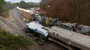 Pihak berwenang menyelidiki lokasi kecelakaan kereta Amtrak yang bertabrakan dengan kereta barang CSX di South Carolina (4/2). Tabrakan dua kereta ini menewaskan dua orang dan melukai sedikitnya 70 orang. (Tim Dominick/The State)