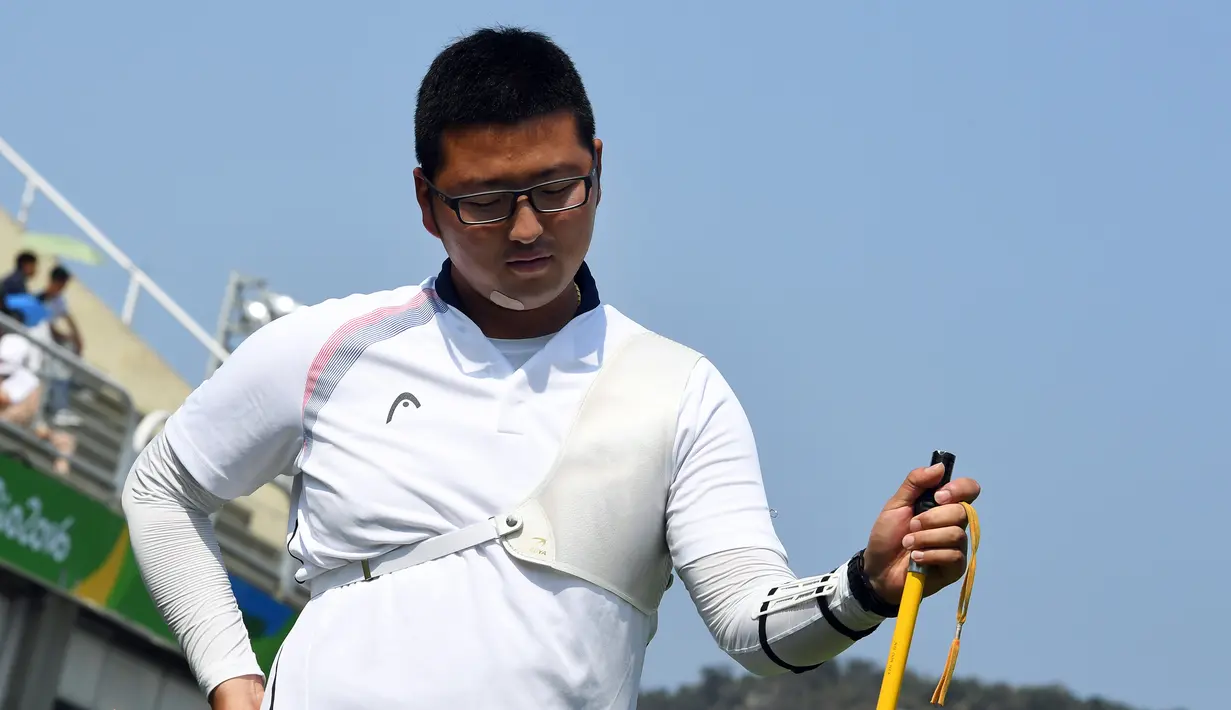 Reaksi pemanah Korsel, Kim Woo-jin usai dikalahkan pemanah Indonesia, Riau Ega Agatha pada kompetisi cabang olahraga panahan Olimpiade 2016 di Rio de Janeiro, Senin (8/8). Pemanah nomor satu dunia itu dikalahkan Riau Ega dengan skor 6-2. (Jewel SAMAD/AFP)