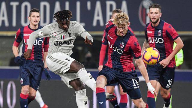 Striker Juventus, Moise Kean, melepaskan tendangan saat melawan Bologna. (AFP/Tiziana Fabi)