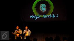 Dua aktor komedian, Jhody dan Edwin saat mengisi acara 'Wajah Rinduku' di ruang Teater Luwes Institut Kesenian Jakarta, Cikini, Selasa (23/6/2015). Acara tersebut digelar IKJ untuk memperingati 40 hari kepergian Didi Petet. (Liputan6.com/Faisal R Syam)