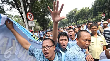 Persatuan Pengemudi Angkutan Darat longmarch dari Balai Kota menuju Istana Merdeka, Jakarta, Senin (14/3). Ribuan sopir taksi, bajaj dan angkutan umum itu menuntut Presiden agar menertibkan transportasi berbasis online. (Liputan6.com/Immanuel Antonius)