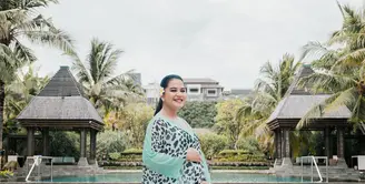 Dibantu oleh fashion stylist Doley Tobing, Kahiyang Ayu tampil cantik dalam balutan maxi dress dengan kerah v-neck rendah warna biru. (Instagram/garyevan).