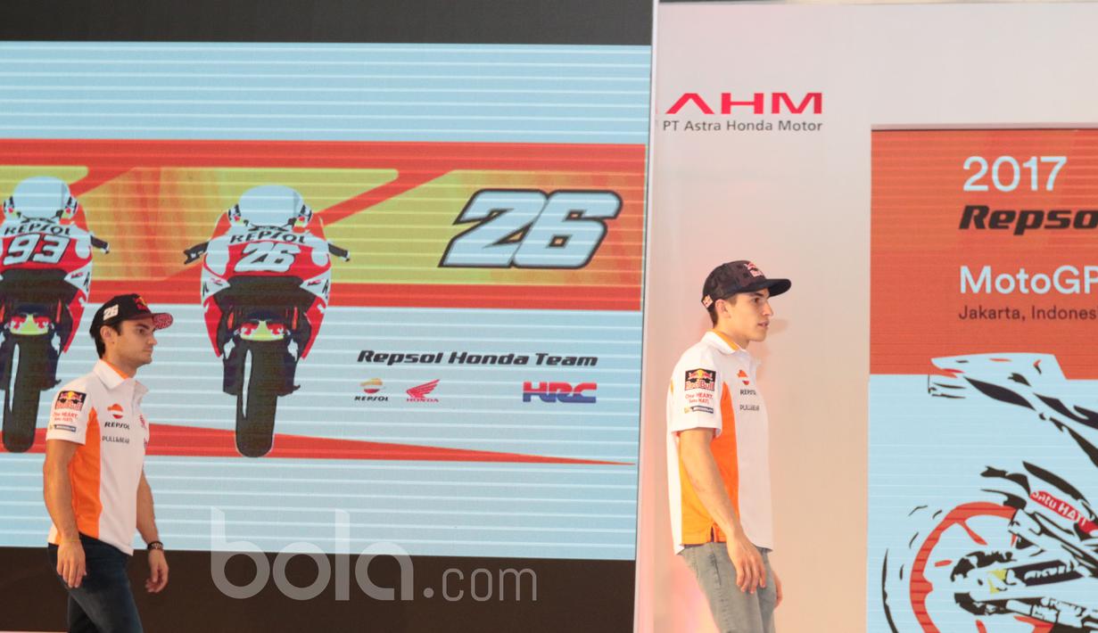 Pebalap Repsol Honda Team, Marc Marquez (kanan) dan Dani Pedrosa (kiri) tampil diatas panggung saat pada peluncuran Repsol Honda RC213V di Kemayoran, Jakarta, Jumat (3/2/2017).  (Bola.com/Nicklas Hanoatubun)