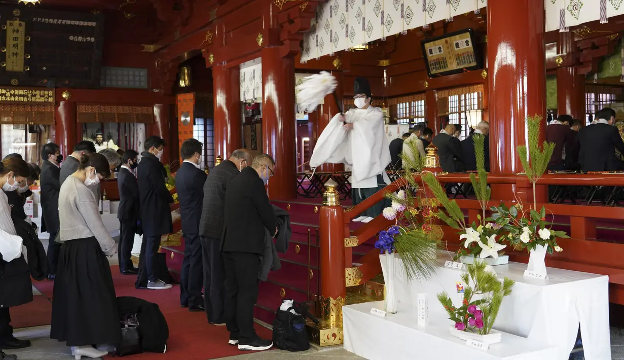 Seorang pendeta berdoa untuk umat pada hari kerja pertama tahun ini di Kuil Kanda Myojin di Tokyo pada 4 Januari 2023. Pekerja dari sekitar 2.500 perusahaan membuat reservasi untuk mengunjungi kuil pada 4 dan 5 Januari saja, kata seorang pejabat kuil. (AFP/Kazuhiro Nogi)