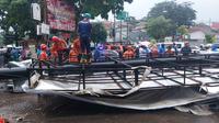 Sebuah billboard atau papan reklame berukuran besar di Jalan Pandu Raya, Kecamatan Bogor Utara, Kota Bogor roboh pada Kamis (30/11/2023). (Liputan6.com/Achmad Sudarno)