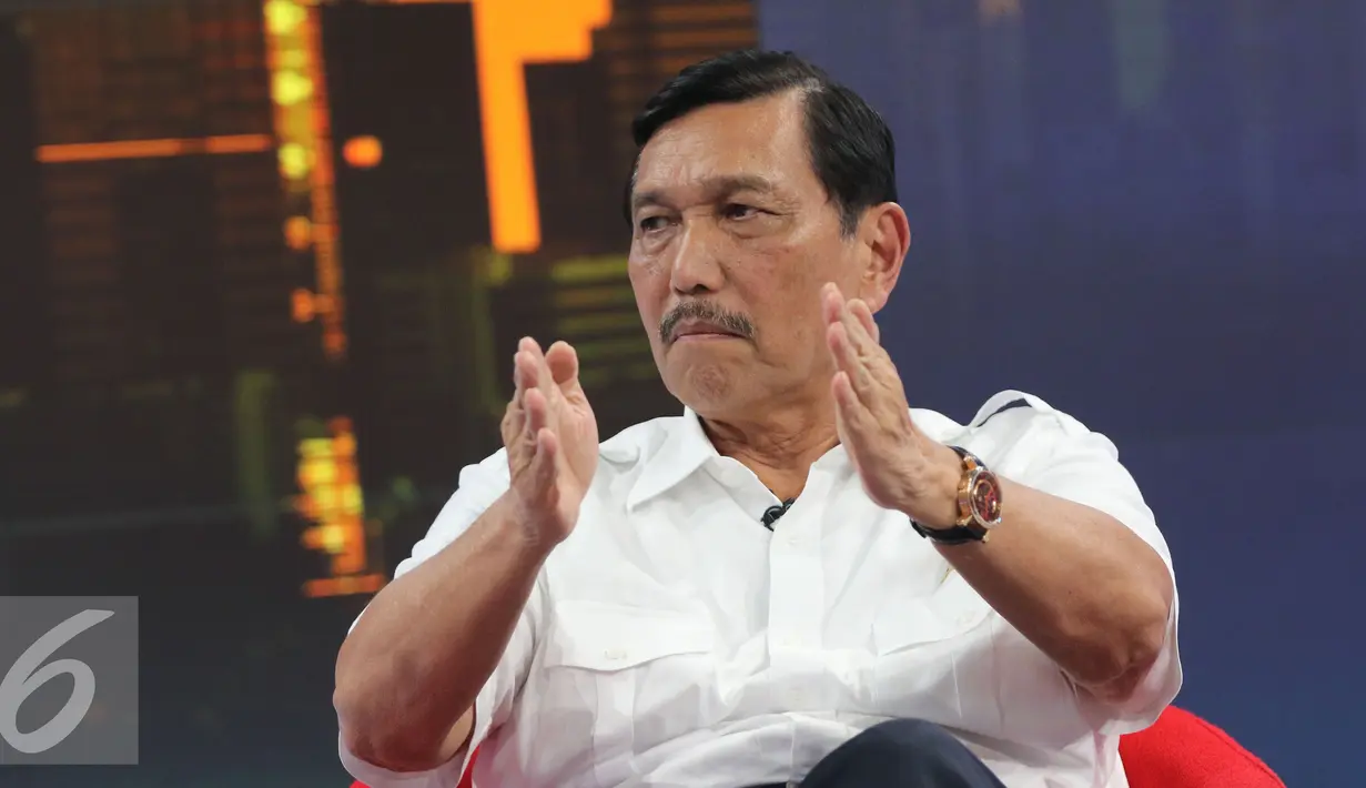 Menkopolhukam Luhut Binsar Pandjaitan saat wawancara khusus di SCTV Tower, Jakarta, Selasa (17/5). Luhut mengatakan pemerintah siap bekerjasama dengan Ketua Umum Partai Golkar terpilih untuk kemajuan bangsa. (Liputan6.com/Herman Zakharia)