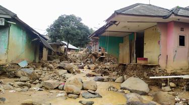 Kondisi sejumlah rumah warga usai banjir menerjang Kecamatan Sukajaya, Kabupaten Bogor, Jawa Barat. (Liputan6.com/Achmad Sudarno)
