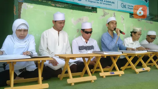 Para Santri dan Santriwati Ponpes KH. Ahmad Dahlan sedang menbaca Al-Qur'an Braille. (Hermawan Arifianto/Liputan6.com)