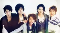 Arashi Berkuasa di Tangga Lagu dengan Menebar <i>Cinta</i>