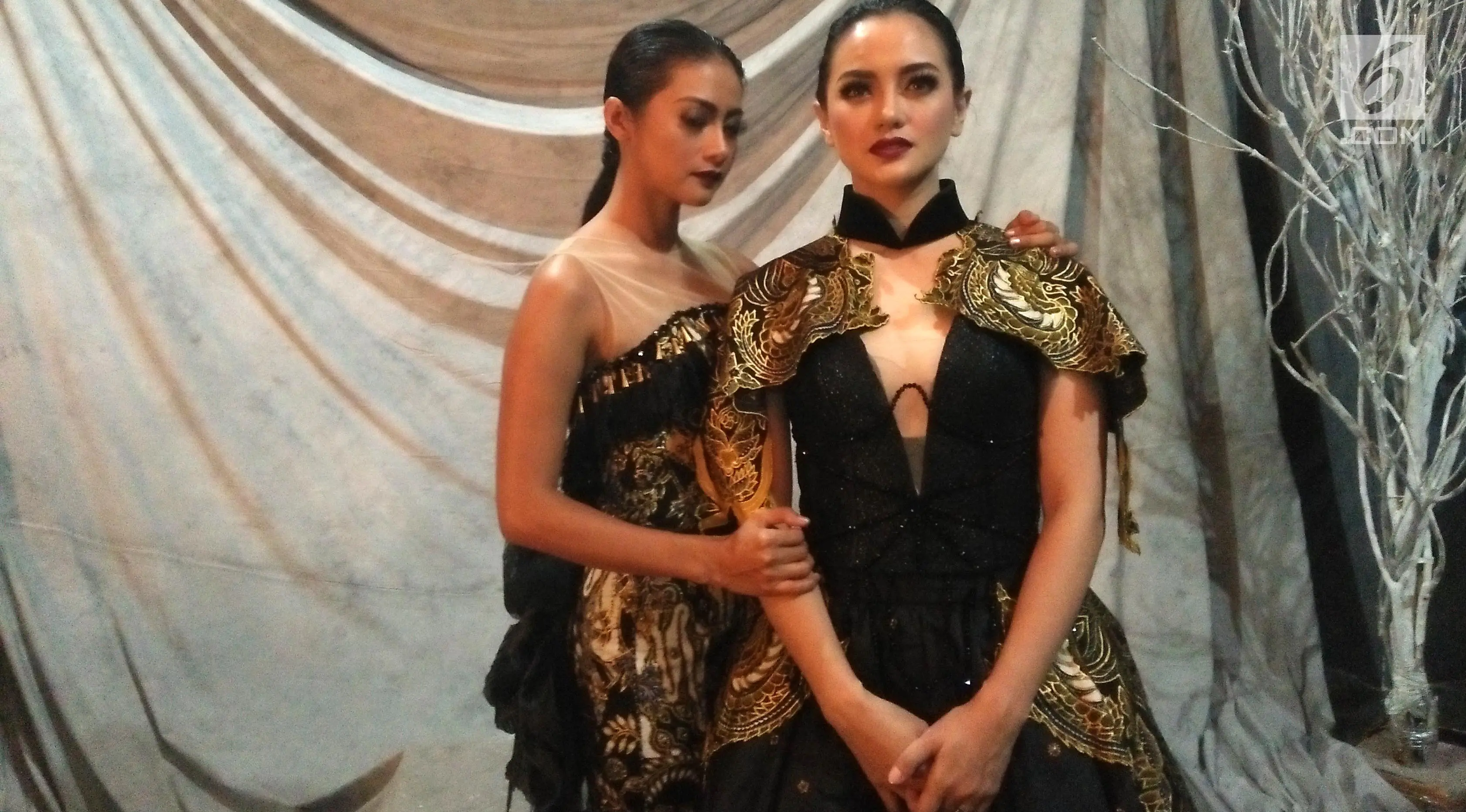 Ririn Ekawati dan Rini Yulianti tampil cantik mengenakan batik rancangan Catherine Njoo. (Sapto Purnomo/Liputan6.com)