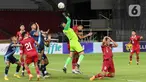 Sejumlah pemain timnas Indonesia U-20 terlibat dalam kemelut di depan gawang Guatemala U-20 yang dikawal Jorge Estuardo Moreno Alfaro (tengah) pada turnamen mini International Friendly Match di Stadion Utama Gelora Bung Karno, Selasa (21/2/2023). Timnas Indonesia U-20 harus menelan pil pahit kekalahan 0-1 dari Guatemala U-20. (Liputan6.com/Herman Zakharia)