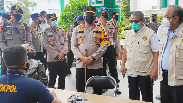 Kapolda Riau Irjen Agung Setya Imam Effendi saat meninjau vaksinasi massal di Universitas Muhammadyah Riau.