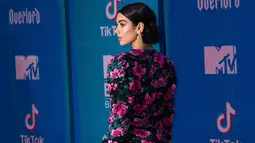 Penyanyi cantik asal Inggris Dua Lipa berjalan di karpet saat menghadiri MTV Europe Music Awards 2018  di Bilbao, Spanyol (4/11).  Dua Lipa  mengenakan busana keluaran Saint Laurent. (AP Photo/Vianney Le Caer)