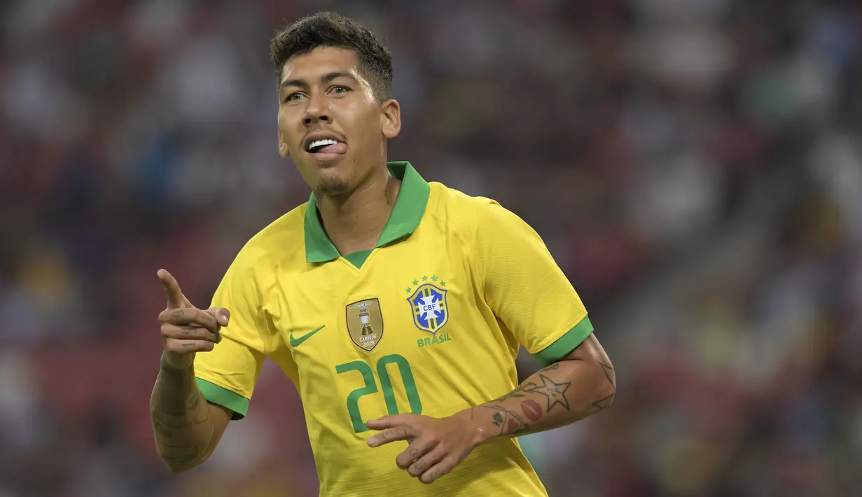 Penyerang Brasil, Roberto Firmino berselebrasi usai mencetak gol ke gawang Senegal pada pertandingan persahabatan di Stadion Nasional di Singapura (10/10/2019). Brasil bermain imbang dengan Senegal 1-1. (AFP Photo/Roslan Rahman)