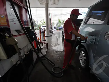 Seorang petugas SPBU mengisi bahan bakar ke salah satu kendaraan di Kuningan, Jakarta, Senin (19/1/2015). (Liputan6.com/Miftahul Hayat)