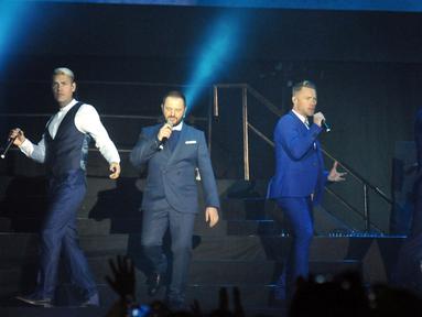 Grup musik Boyzone tampil dalam konser bertajuk A Night Of Reunion With Boyzone di Istora Senayan, Jakarta (22/5/2015). Boyband asal Inggris hadir kembali setelah 18 tahun lalu pernah menggelar konser di Jakarta. (Liputan6.com/Panji Diksana)