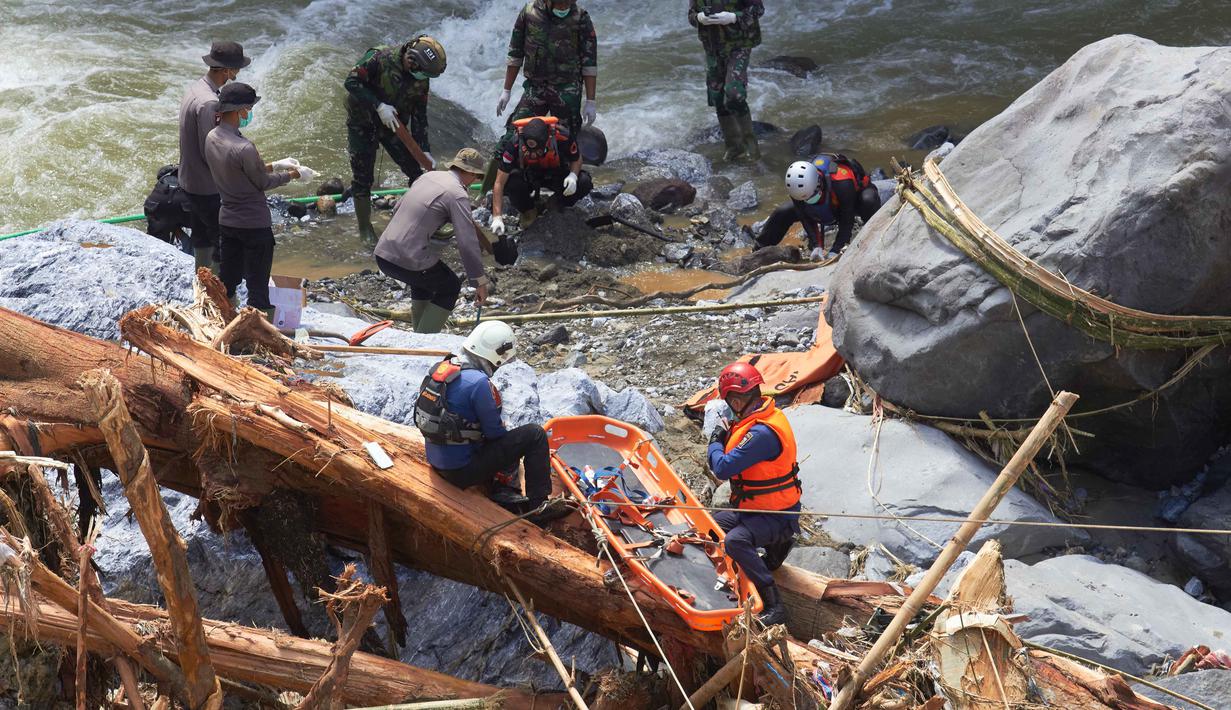 Sementara, 402 orang lainnya masih dinyatakan hilang. Tampak dalam foto, tim penyelamat mencari korban banjir di Tanah Datar, Sumatera Barat, Senin 1 Desember 2025. (AP Photo/Nazar Chaniago)