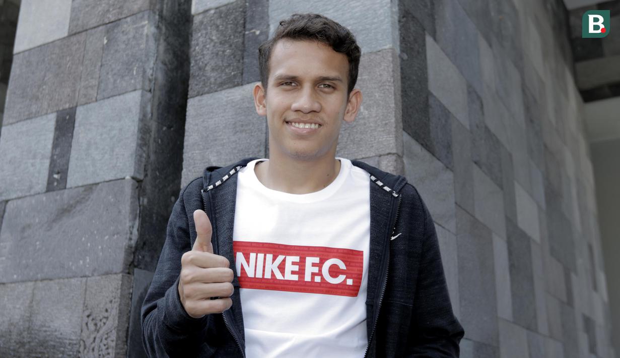 Pemain Timnas Indonesia U-19, Egy Maulana, berpose usai bertemu legenda olahraga Indonesia di Yogyakarta, Rabu (18/7/2018). Momen spesial tersebut terjadi jelang rangkaian acara pawai obor Asian Games 2018. (Bola.com/M Iqbal Ichsan)