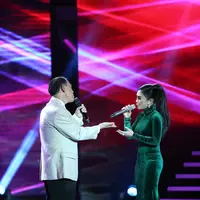 Momen sangat spesial bagi Yuni Shara bisa berduet dengan penyanyi legendaris asal Filipina, Jose Mari Chan. Kolaborasi dalam acara Golden Memories Intenational itu membawakan lagu milik Jose. (Nurwahyunan/Bintang.com)