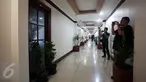 Dua orang reporter memfoto ruang kerja Wakil Ketua DPD RI, Jakarta, Rabu (5/4). Ruangan kerja Wakil Ketua DPD yang sebelumnya ditempati Gusti Kanjeng Ratu (GKR) Hemas dan Farouk Muhammad terkunci. (Liputan6.com/Johan Tallo)