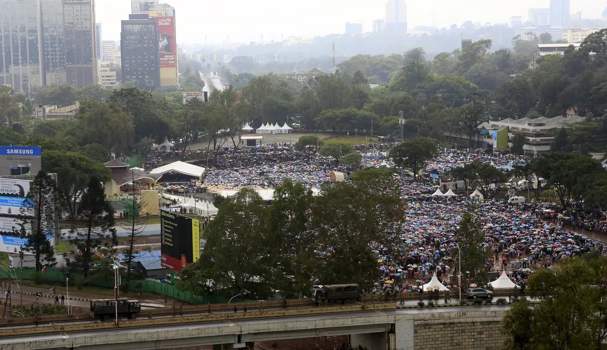 Suasana di halaman Universitas Nairobi menunggu kehadiran Paus Francis, Kenya, (26/11). Paus Francis datang ke Kenya untuk memberi ceramah tentang konflik antara umat beragama di Kenya. (REUTERS/Noor Khamis)