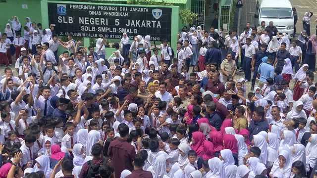 Wakil Presiden Republik Indonesia, Gibran Rakabuming Raka saat meninjau program makan bergizi gratis di Jakarta, Selasa (19/11/2024).