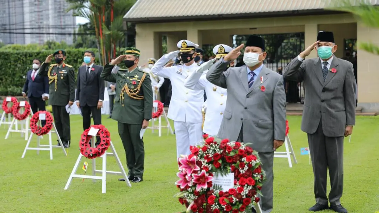Menhan Prabowo Subianto hadir dalam momen Remembrance Sunday di TPU Menteng Pulo Jakarta, Minggu (14/11/2021).