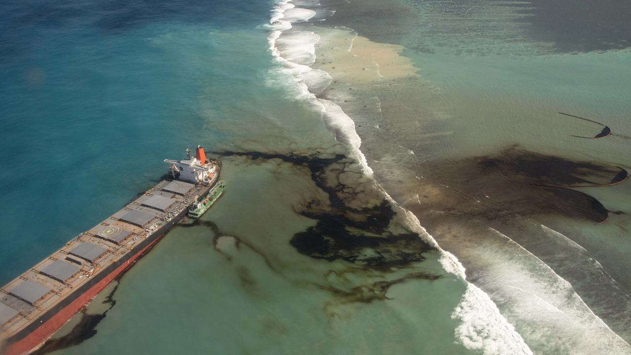 FOTO: Tumpahan Minyak Kapal Jepang Cemari Perairan Mauritius