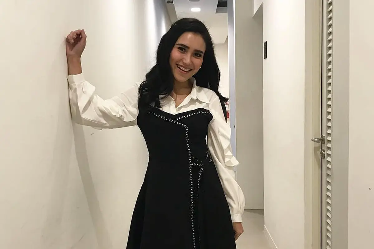 [Bintang] Ngemesin, Ini 8 Foto Ayu Ting Ting Saat Mengenakan Rok Mini