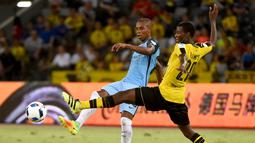 Pemain Manchester City, Fernando Luiz Roza, berebut bola dengan pemain Borussia Dortmund, Adrian Ramos, pada laga International Champions Cup 2016 di Shenzhen, China, Kamis (28/7/2016) . (AFP/Wang Zhao)