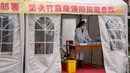 Seorang guru melakukan persiapan di ruang isolasi sementara di sebuah sekolah menengah pertama di Shanghai, China timur (21/4/2020). Di Shanghai, kelas untuk siswa tingkat akhir di sekolah menengah pertama dan atas akan dibuka kembali pada 27 April. (Xinhua/Liu Ying)