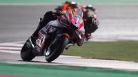 Enea Bastianini saat memenangkan balapan MotoGP Qatar 2022. (KARIM JAAFAR / AFP)