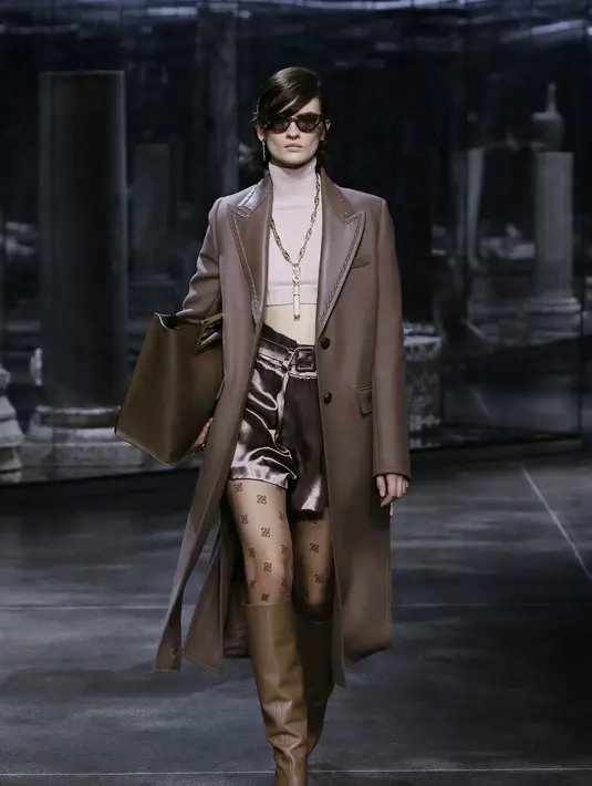 Jaket kemeja utilitarian yang terinspirasi dari seragam harian Silvia Venturini Fendi ditingkatkan menjadi baru dan lebih mewah dengan detail cerpelai yang diikat. Foto: Document/FENDI.