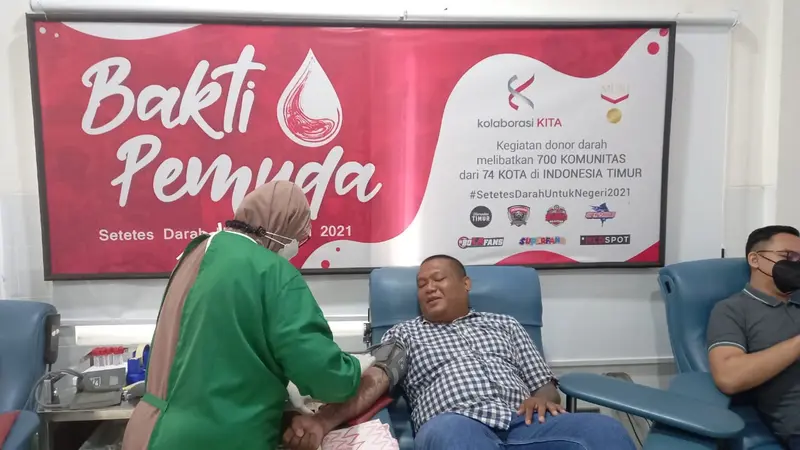 Donor darah serentak Kolaborasi Komunitas Indonesia Timur Area (Kolaborasi KITA) d Surabaya. (Dian Kurniawan/Liputan6.com)