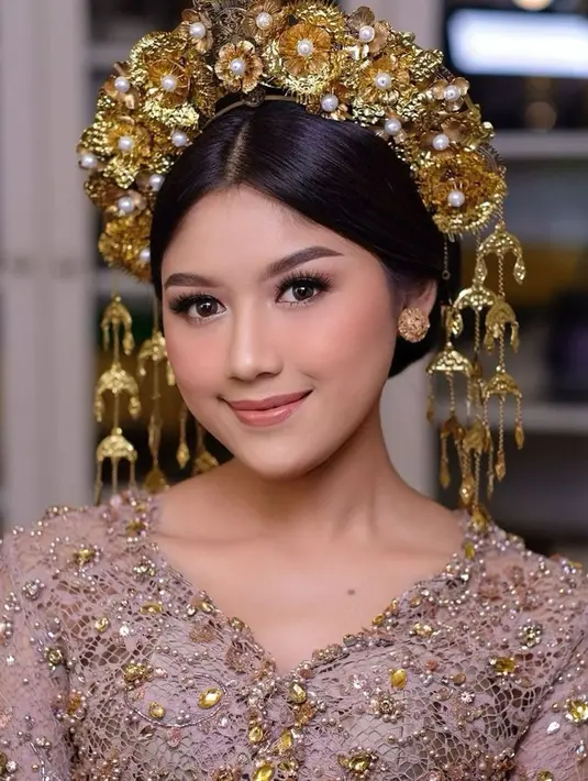 Untuk hadir di acara formal dengan konsep adat, kamu bisa tiru gaya Erina yang satu ini. Mengenakan kebaya full payet dengan headpiece yang cantik [@erinagudono]