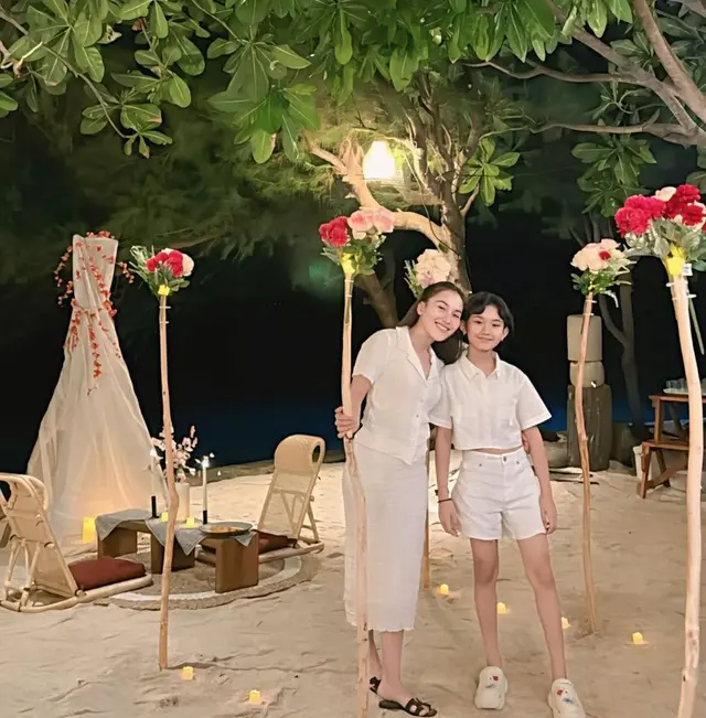 6 Potret Ayu Ting Ting liburan di Kepulauan Seribu ini tampak simpel, sandalnya ditaksir belasan juta