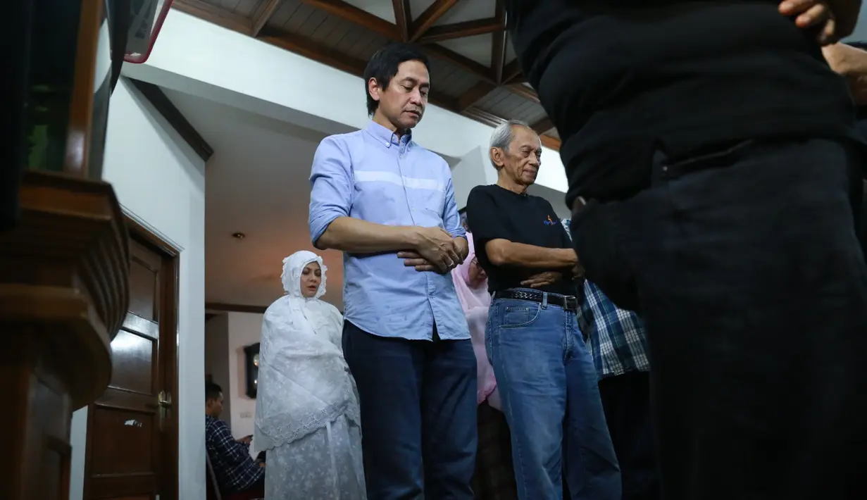 "Beliau sangat kuat luar biasa. Bayangin, anaknya delapan, anaknya kreatif-kreatif, beliau saya yakin menjalani masa tua dengan kebahagiaan karena anaknya jadi orang semua (sukses) dan membanggakan beliau," kata Adie MS. (Adrian Putra/Bintang.com)